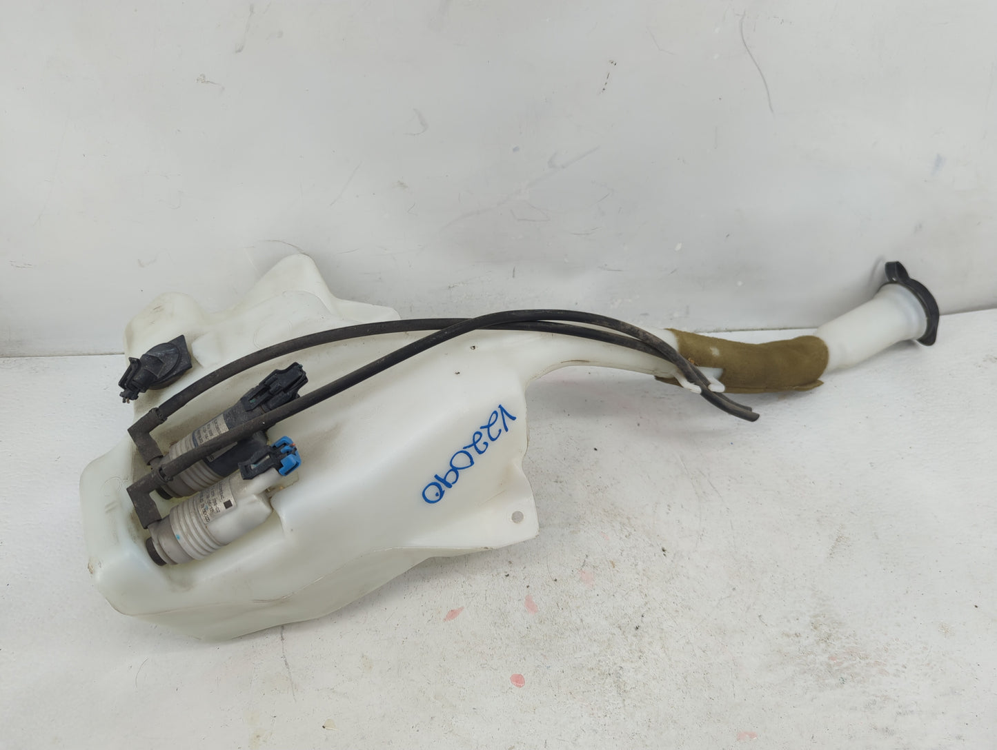 Chevrolet Traverse Windshield Washer Fluid Reservoir Bottle 1368024 - Oemusedautoparts1.com