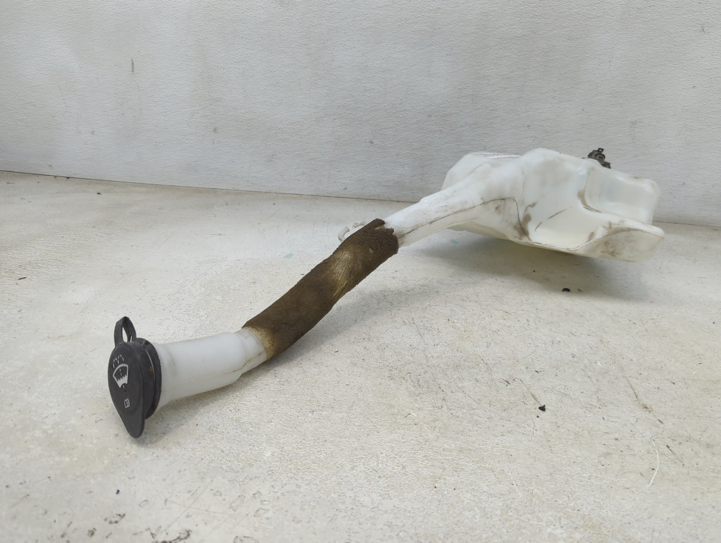 Chevrolet Traverse Windshield Washer Fluid Reservoir Bottle Oem 1465885 - Oemusedautoparts1.com