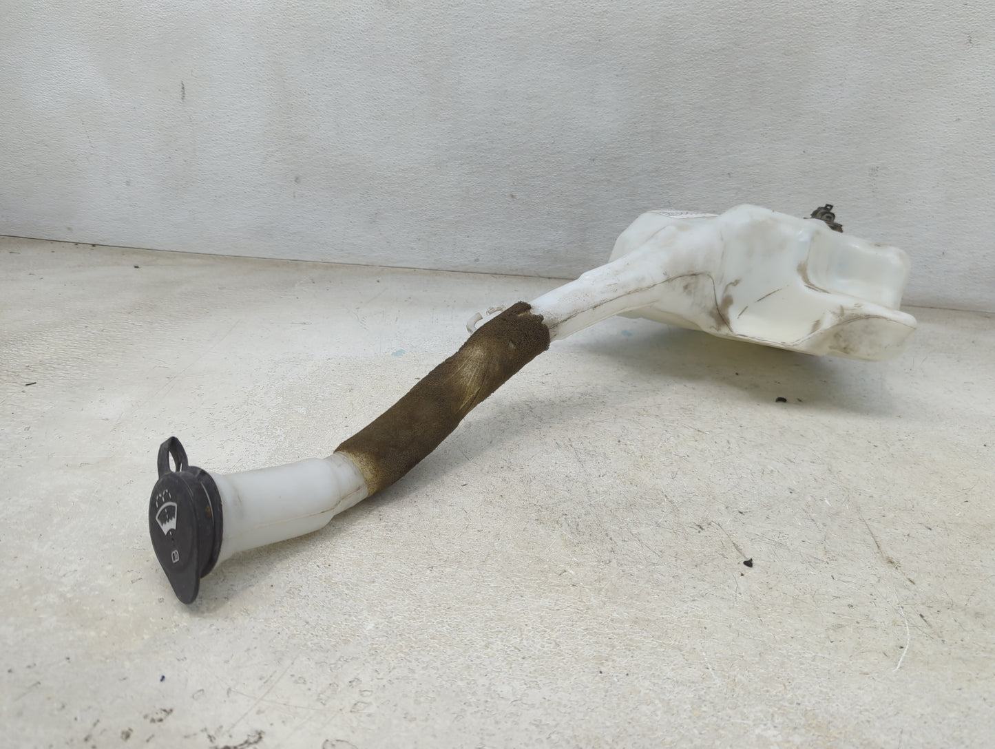 Chevrolet Traverse Windshield Washer Fluid Reservoir Bottle Oem 1465885 - Oemusedautoparts1.com
