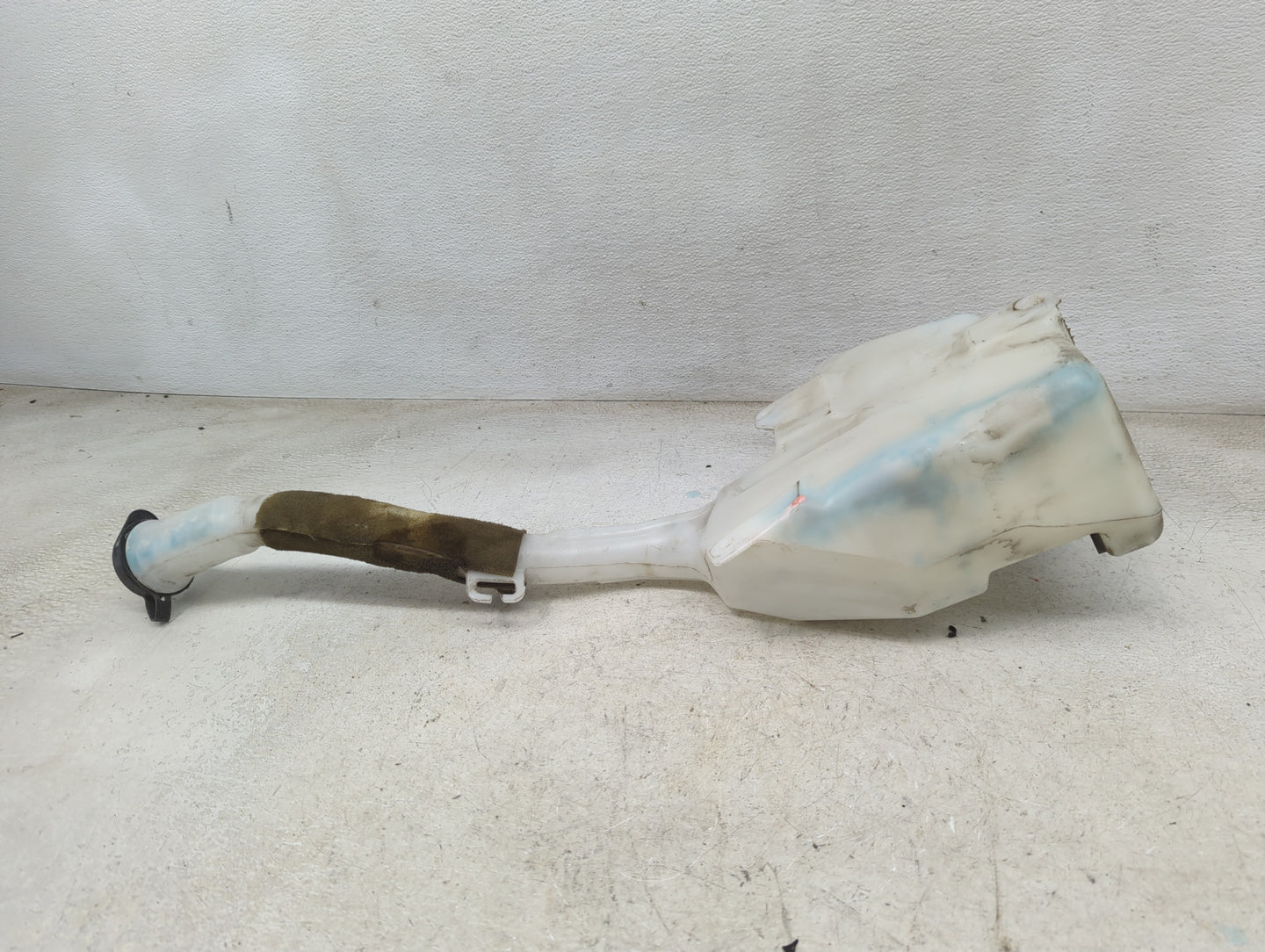 Chevrolet Traverse Windshield Washer Fluid Reservoir Bottle Oem 1465885 - Oemusedautoparts1.com