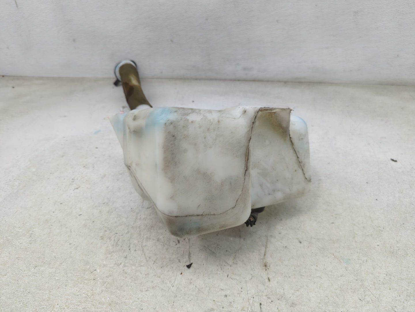 Chevrolet Traverse Windshield Washer Fluid Reservoir Bottle Oem 1465885 - Oemusedautoparts1.com