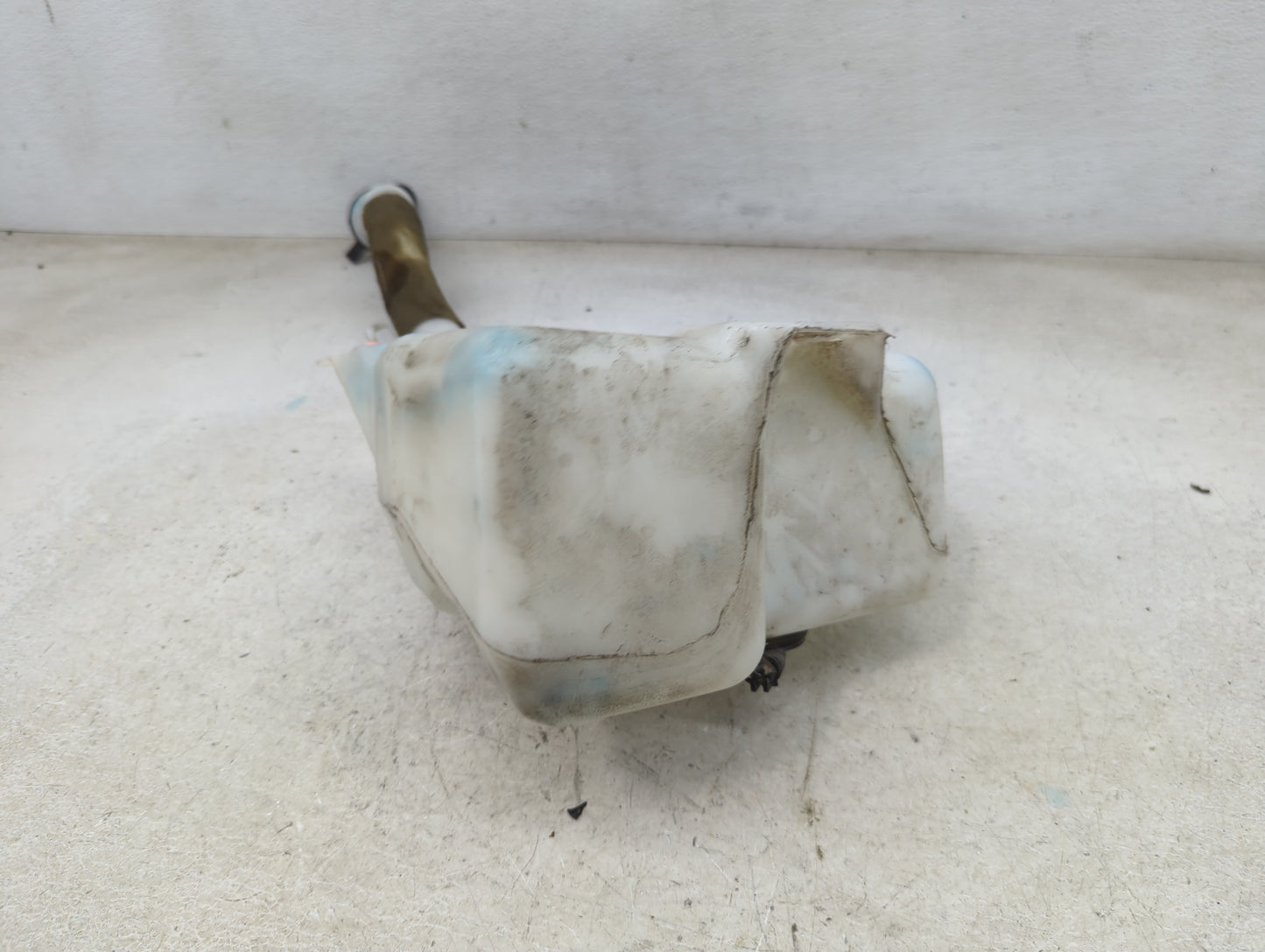 Chevrolet Traverse Windshield Washer Fluid Reservoir Bottle Oem 1465885 - Oemusedautoparts1.com