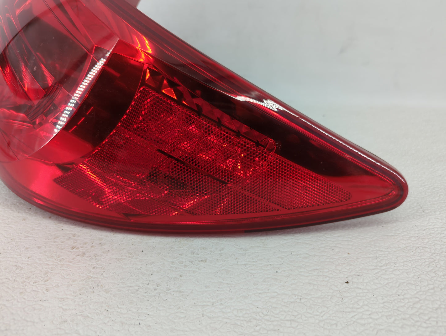 2012 Chevrolet Traverse Tail Light Assembly Passenger Right OEM P/N:ZFY-00928-GM 10T133166 Fits OEM Used Auto Parts - Oemuse