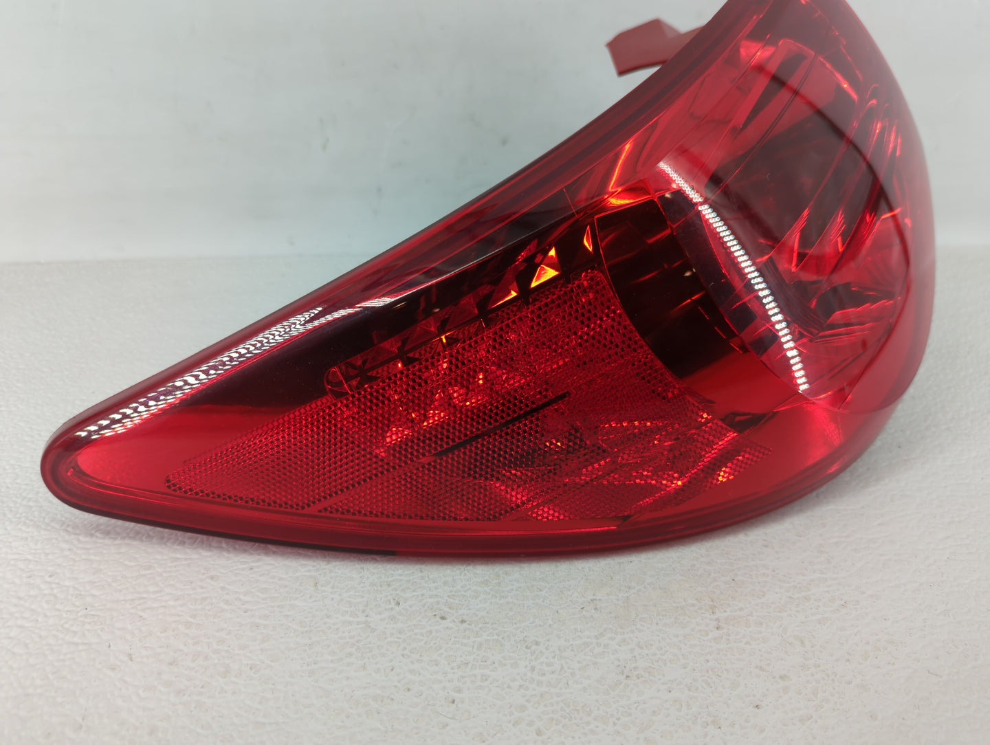 2012 Chevrolet Traverse Tail Light Assembly Driver Left OEM P/N:10T31138 10T138989, 10T187061, 10T172155 Fits OEM Used Auto 