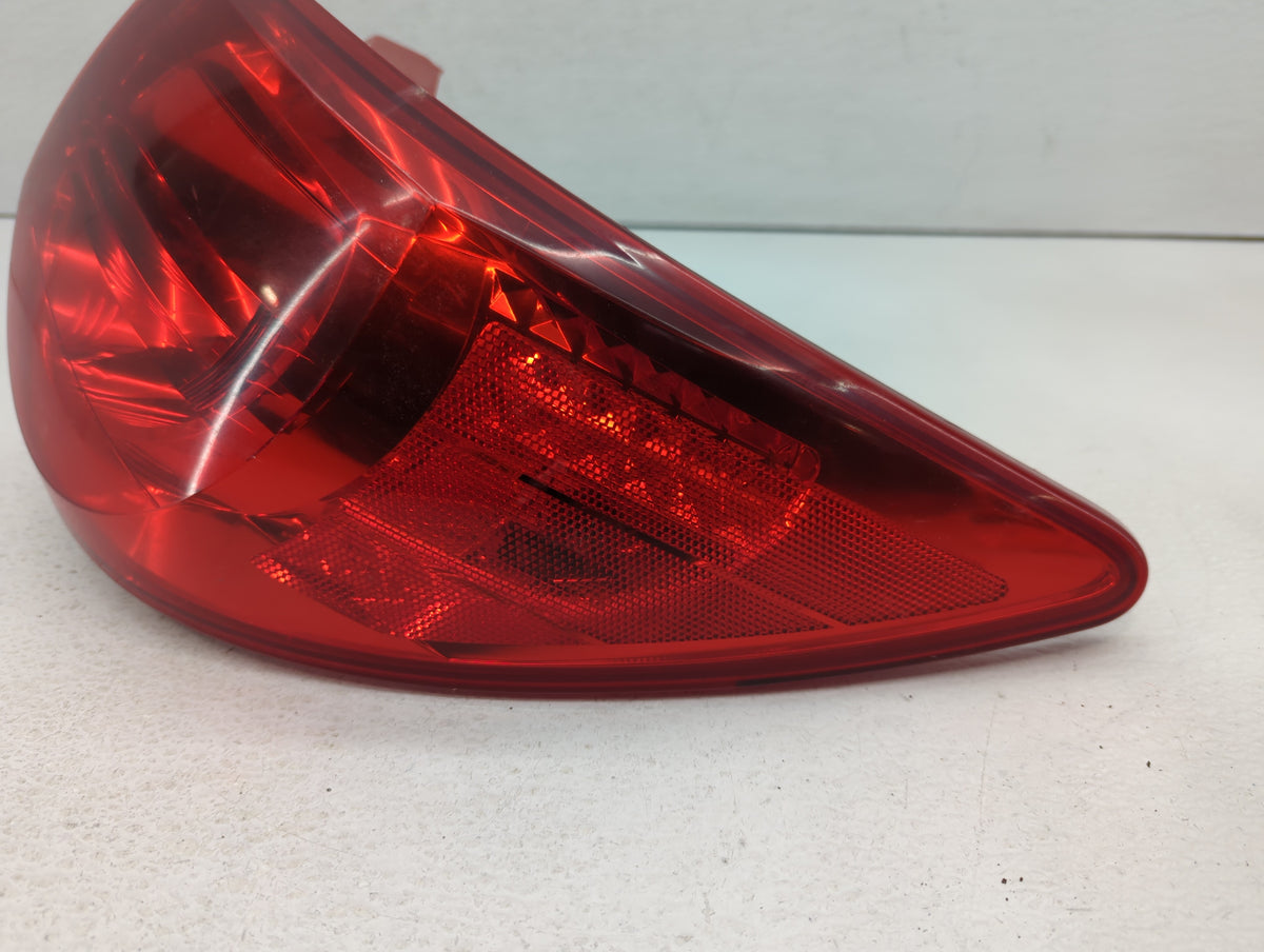 2009-2012 Chevrolet Traverse Tail Light Assembly Passenger Right OEM P/N:94T469489 ZFY-00928-GM Fits Fits 2009 2010 2011 201