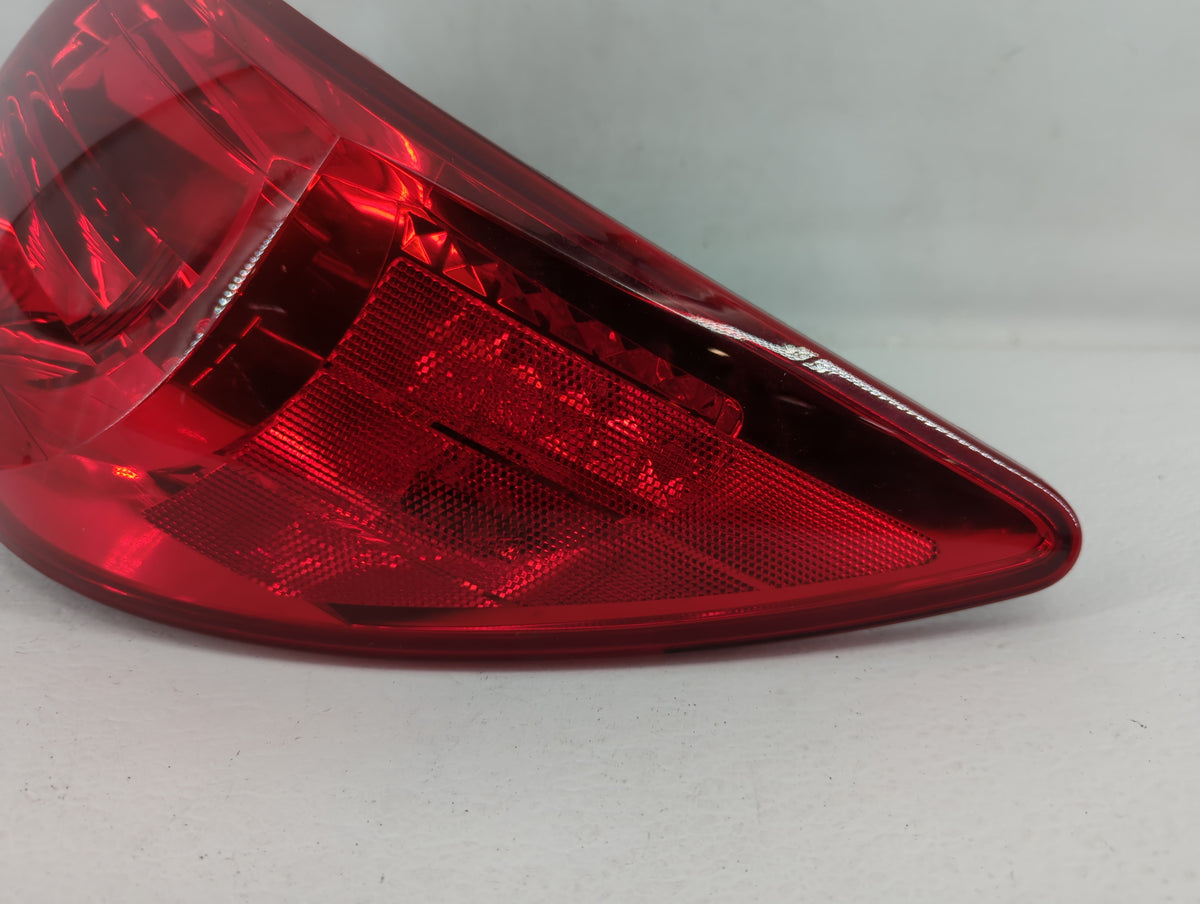 2009-2012 Chevrolet Traverse Tail Light Assembly Driver Left OEM P/N:ZFY-00928-GM Fits Fits 2009 2010 2011 2012 OEM Used Aut