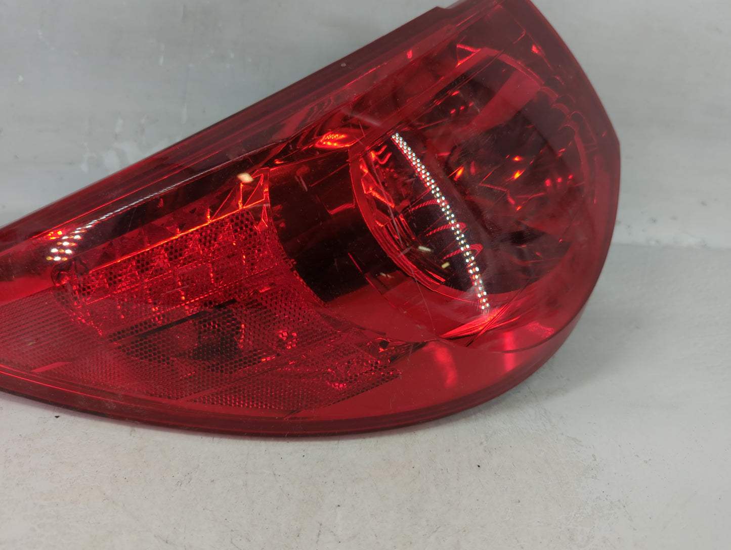 2012 Chevrolet Traverse Tail Light Assembly Driver Left OEM P/N:34T424880 ZFY-00928-GM Fits OEM Used Auto Parts - Oemusedaut