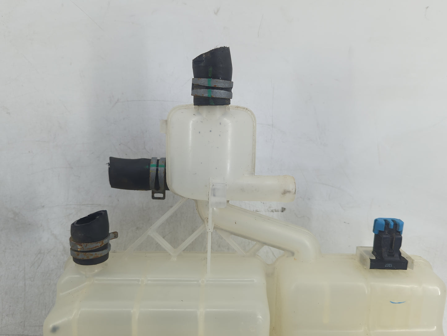 2011-2013 Chevrolet Volt Radiator Coolant Overflow Expansion Tank Bottle - Oemusedautoparts1.com
