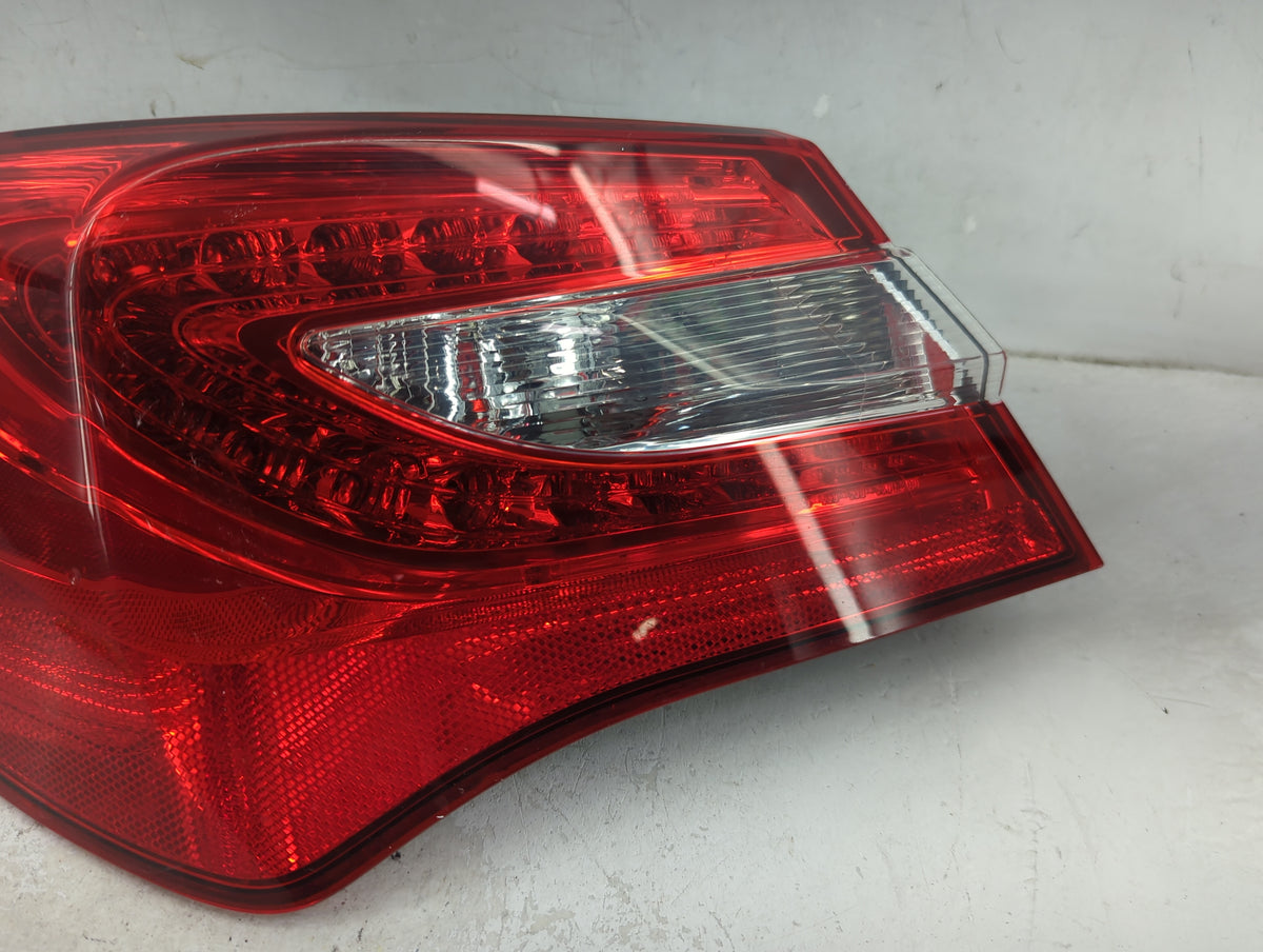 2011-2014 Chrysler 200 Tail Light Assembly Passenger Right OEM Fits Fits 2011 2012 2013 2014 OEM Used Auto Parts - Oemusedau