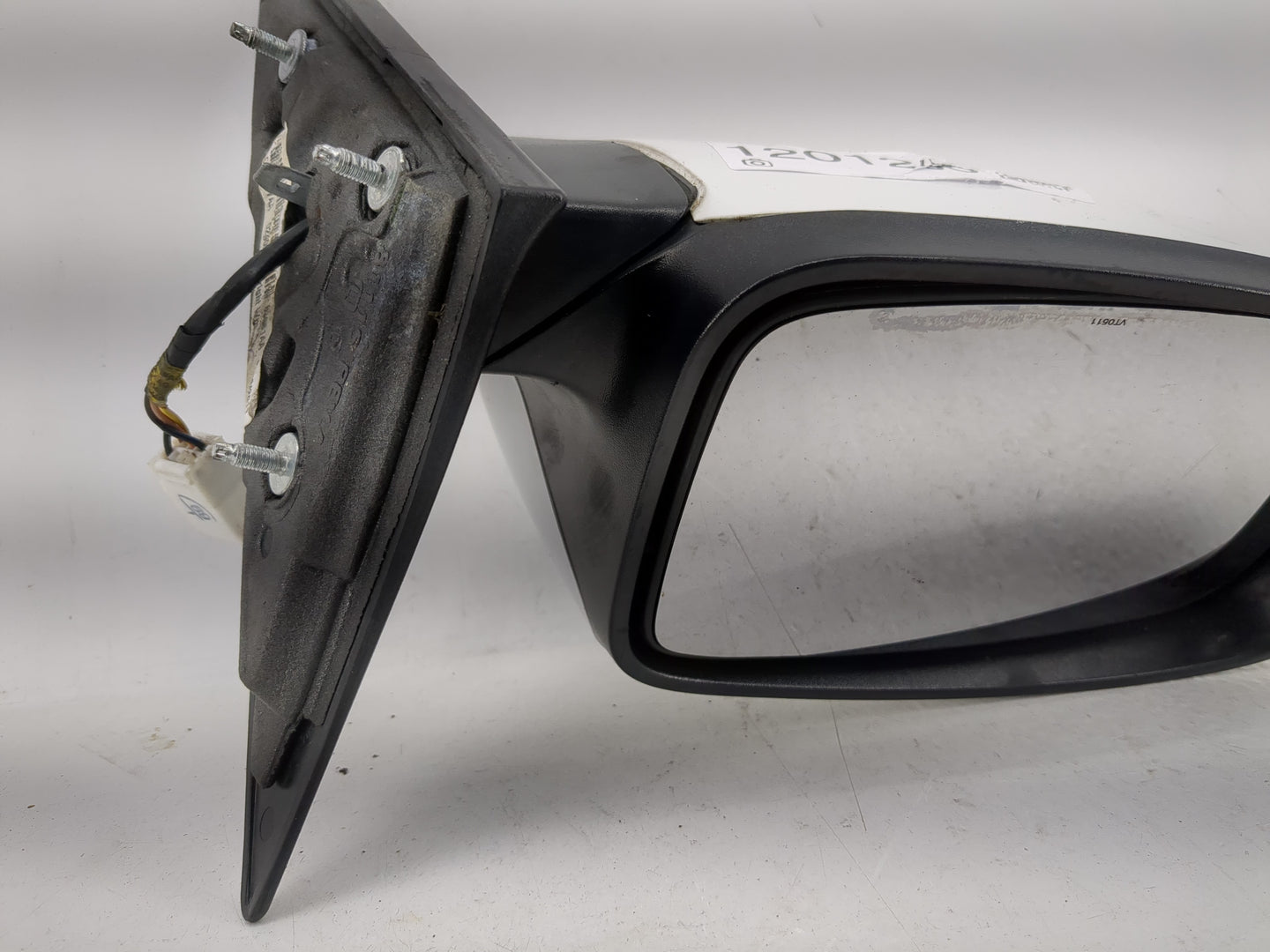 2011-2014 Chrysler 200 Driver Side View Mirror - Left Door Mirror OEM Used - Oemusedautoparts1.com