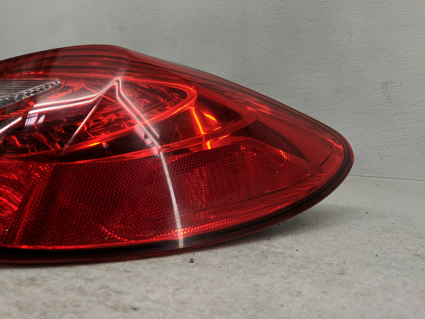 2011-2014 Chrysler 200 Tail Light Assembly Passenger Right OEM Fits Fits 2011 2012 2013 2014 OEM Used Auto Parts - Oemusedau