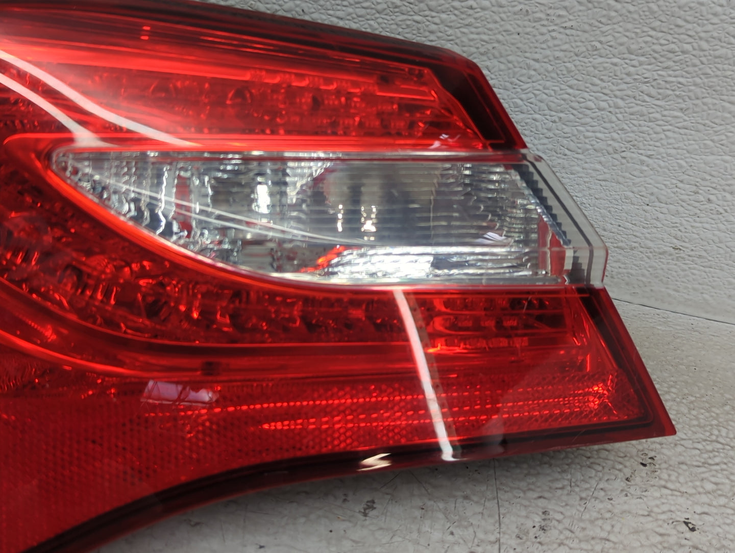 2011-2014 Chrysler 200 Tail Light Assembly Passenger Right OEM P/N:05182525AE Fits Fits 2011 2012 2013 2014 OEM Used Auto Pa