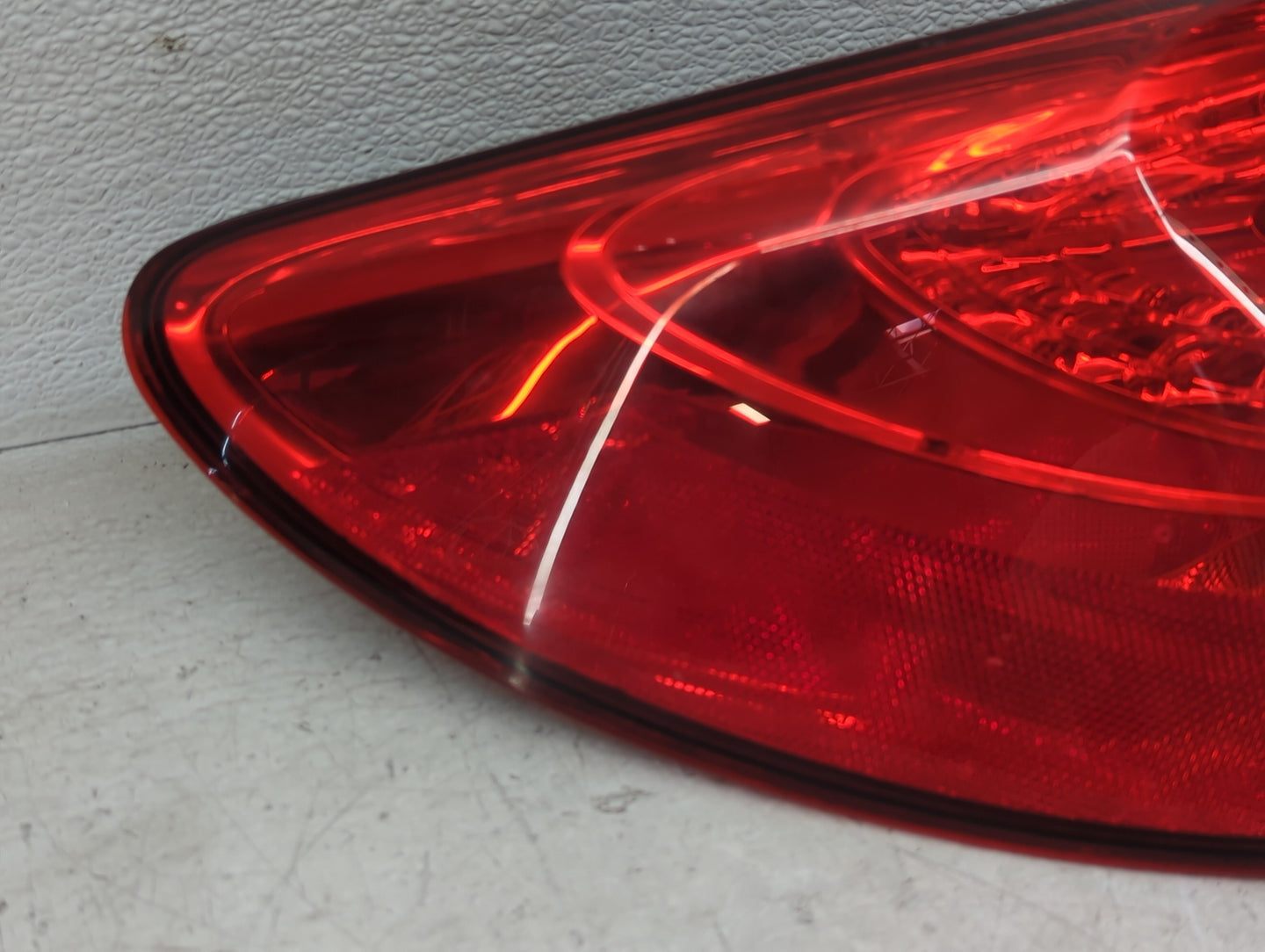 2011-2014 Chrysler 200 Tail Light Assembly Passenger Right OEM P/N:05182525AE Fits Fits 2011 2012 2013 2014 OEM Used Auto Pa