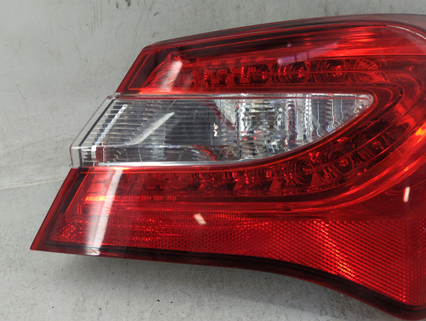 2011-2014 Chrysler 200 Tail Light Assembly Passenger Right OEM Fits Fits 2011 2012 2013 2014 OEM Used Auto Parts - Oemusedau