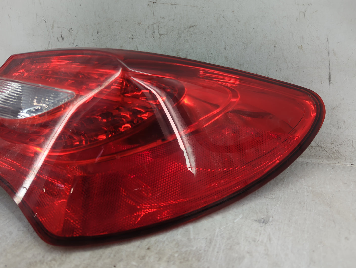 2011-2014 Chrysler 200 Tail Light Assembly Passenger Right OEM Fits Fits 2011 2012 2013 2014 OEM Used Auto Parts - Oemusedau