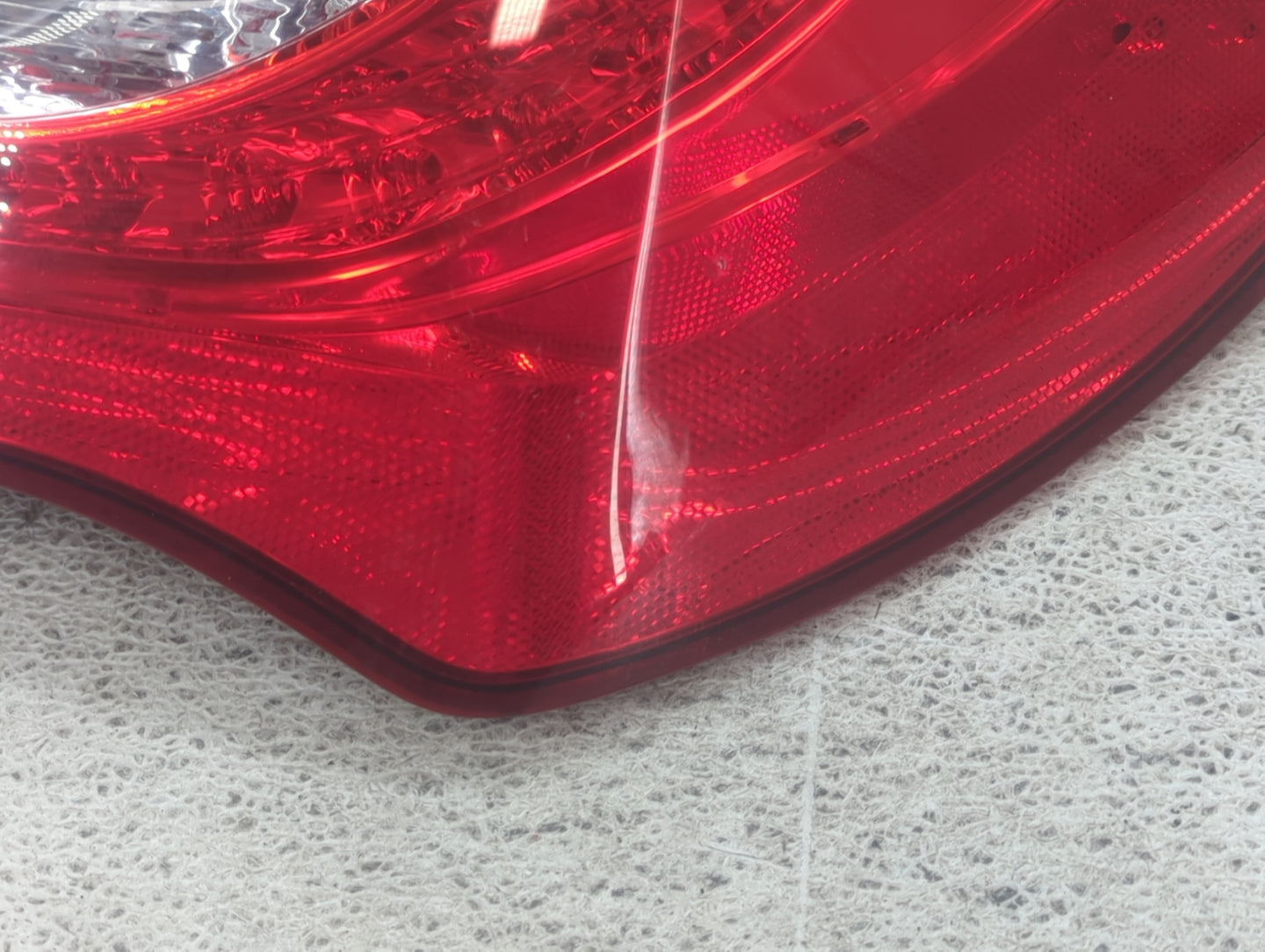 2011-2014 Chrysler 200 Tail Light Assembly Passenger Right OEM Fits Fits 2011 2012 2013 2014 OEM Used Auto Parts - Oemusedau