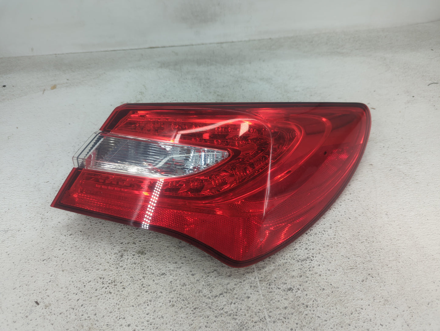 2011-2014 Chrysler 200 Tail Light Assembly Passenger Right OEM Fits Fits 2011 2012 2013 2014 OEM Used Auto Parts - Oemusedau