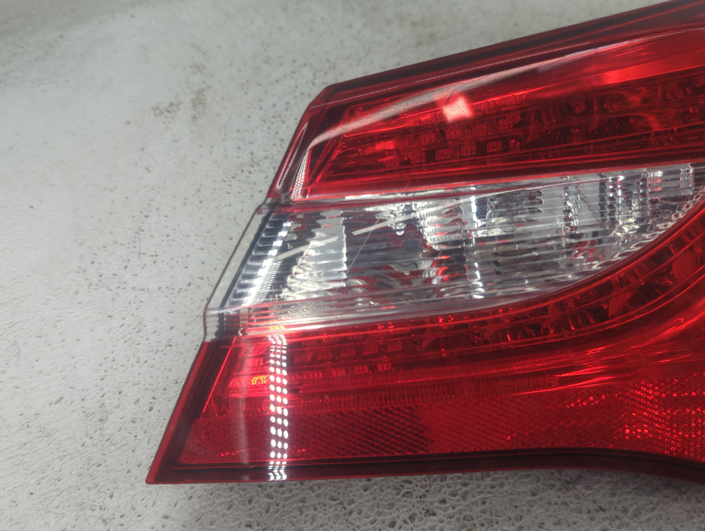 2011-2014 Chrysler 200 Tail Light Assembly Passenger Right OEM Fits Fits 2011 2012 2013 2014 OEM Used Auto Parts - Oemusedau