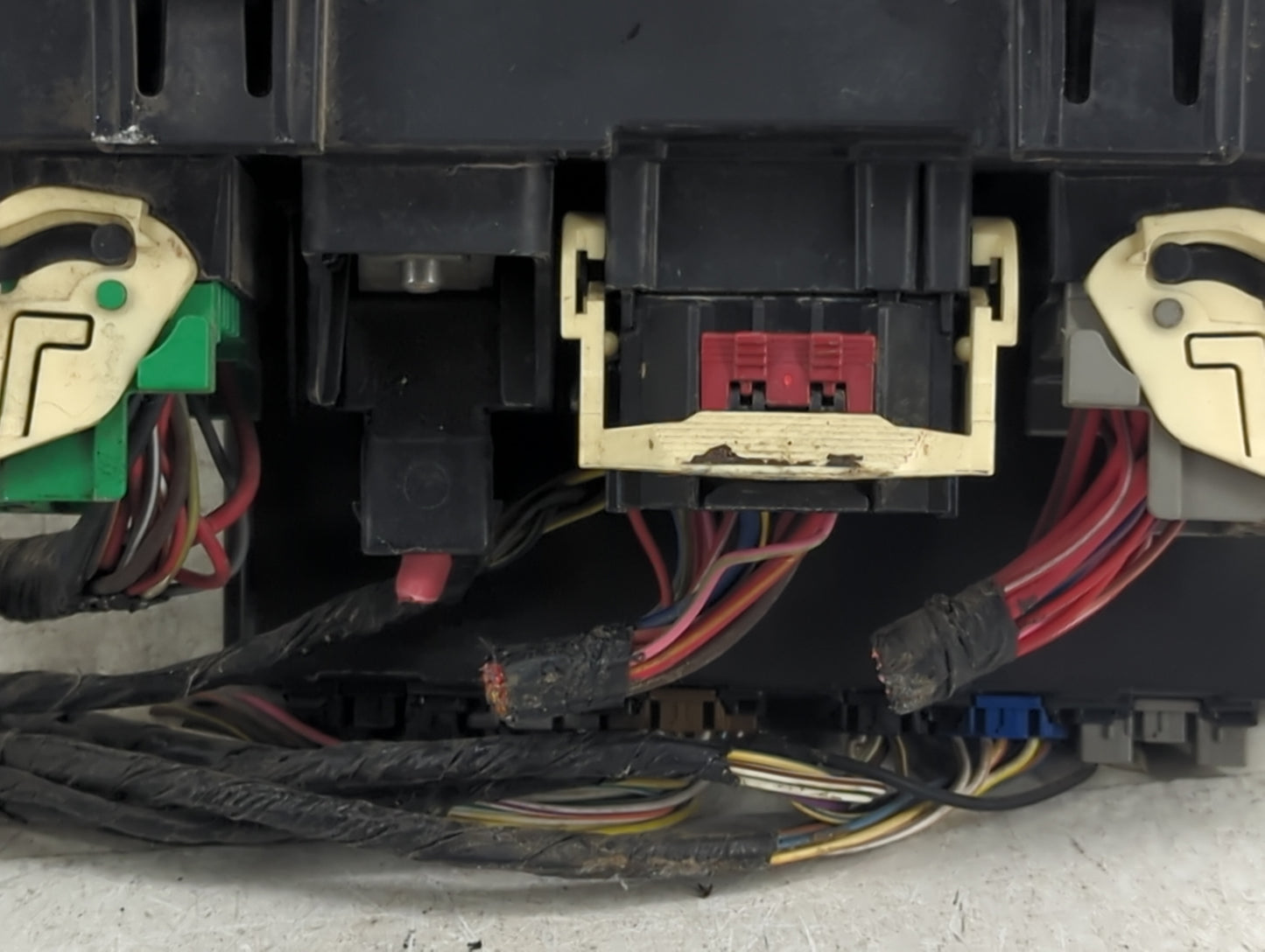 2011-2014 Chrysler 200 Fusebox Fuse Box Relay Module Tipm P04692346ad - Oemusedautoparts1.com