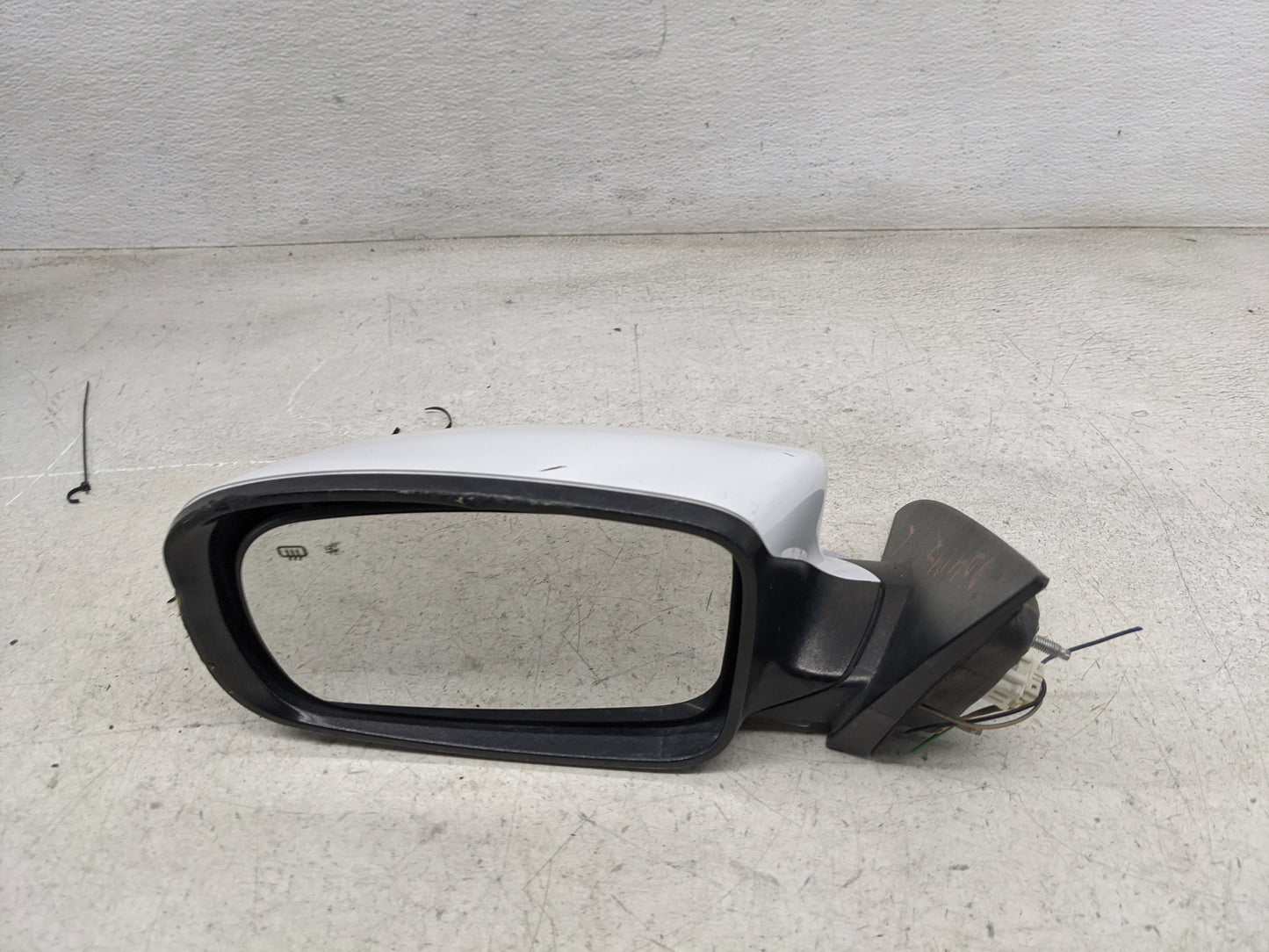 2011-2014 Chrysler 200 Driver Side View Mirror - Left Door Mirror OEM Used - Oemusedautoparts1.com