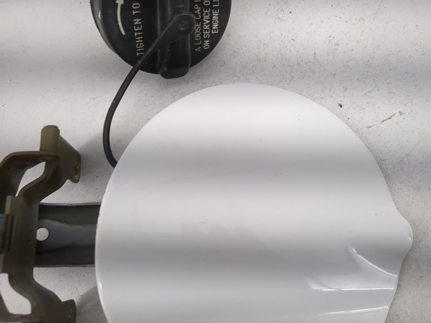 2012 Chrysler 200 Fuel Tank Door Lid Gas Tank White - Oemusedautoparts1.com