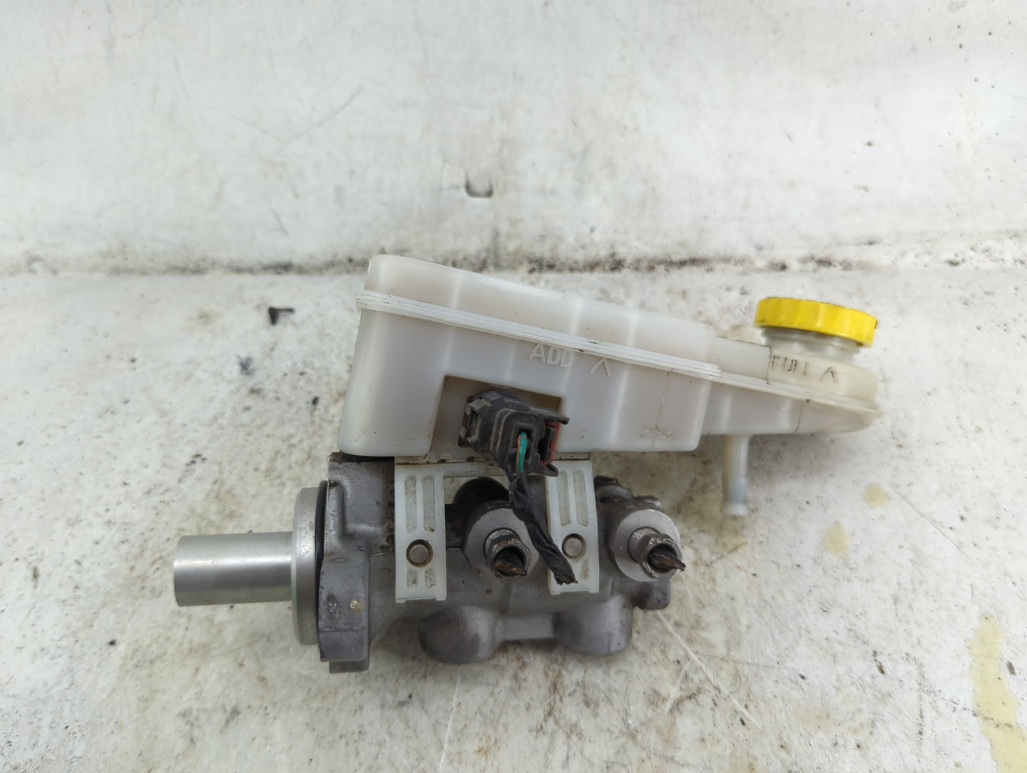 2011-2014 Chrysler 200 Brake Master Cylinder 1490499 - Oemusedautoparts1.com