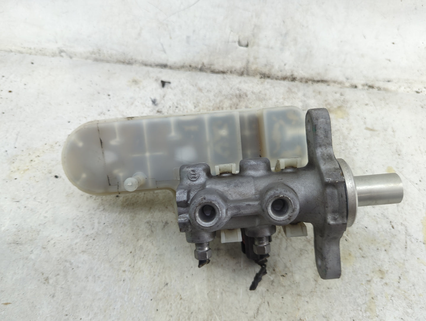 2011-2014 Chrysler 200 Brake Master Cylinder 1490499 - Oemusedautoparts1.com