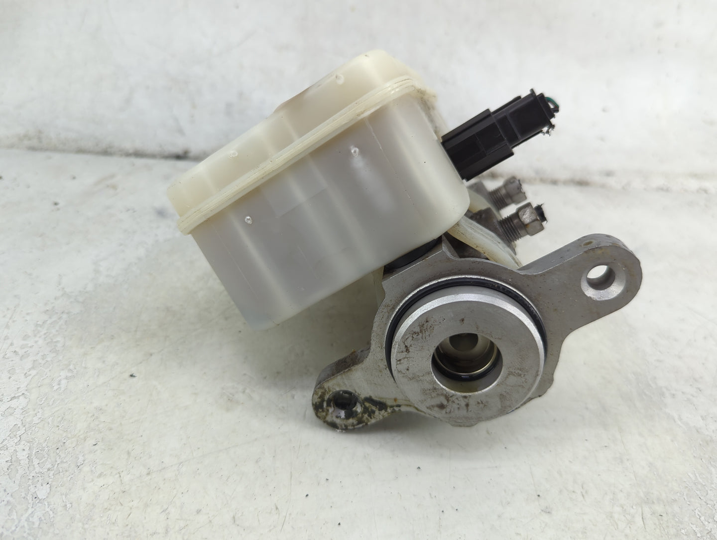 2011-2014 Chrysler 200 Brake Master Cylinder 1492348 - Oemusedautoparts1.com