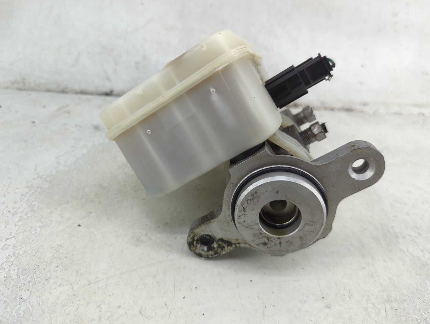 2011-2014 Chrysler 200 Brake Master Cylinder 1492348 - Oemusedautoparts1.com