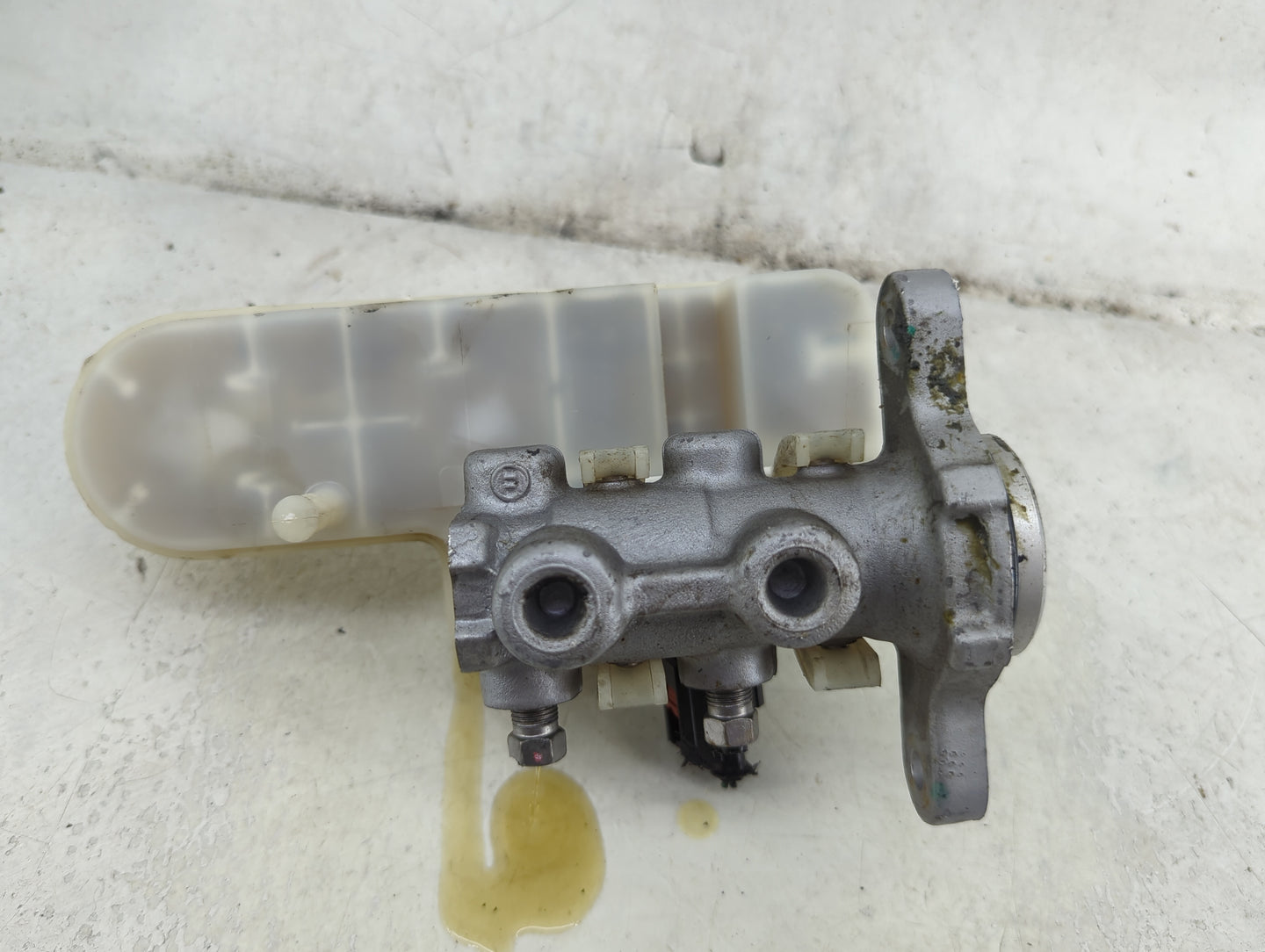 2011-2014 Chrysler 200 Brake Master Cylinder 1492348 - Oemusedautoparts1.com