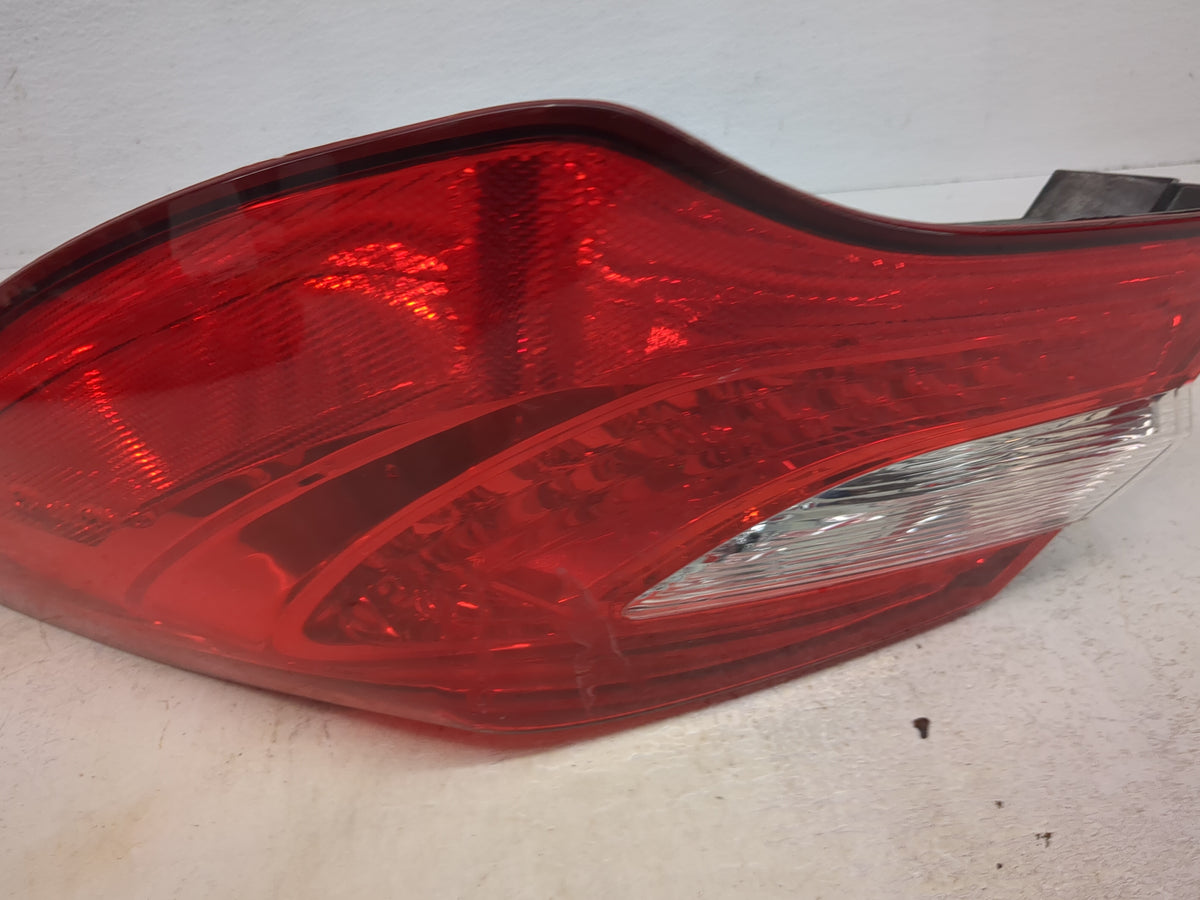 2011-2014 Chrysler 200 Passenger Right Side Deck Lid Mounted Tail Light 1513414 - Oemusedautoparts1.com