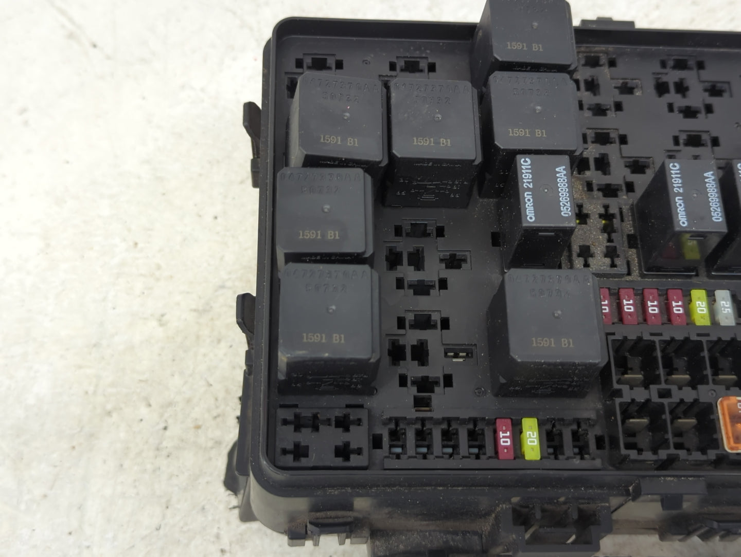 2012 Chrysler Charger Fusebox Fuse Box Panel Relay Module P/N:P68083958AA 68083958AA Fits Fits 2013 2014 OEM Used Auto Parts