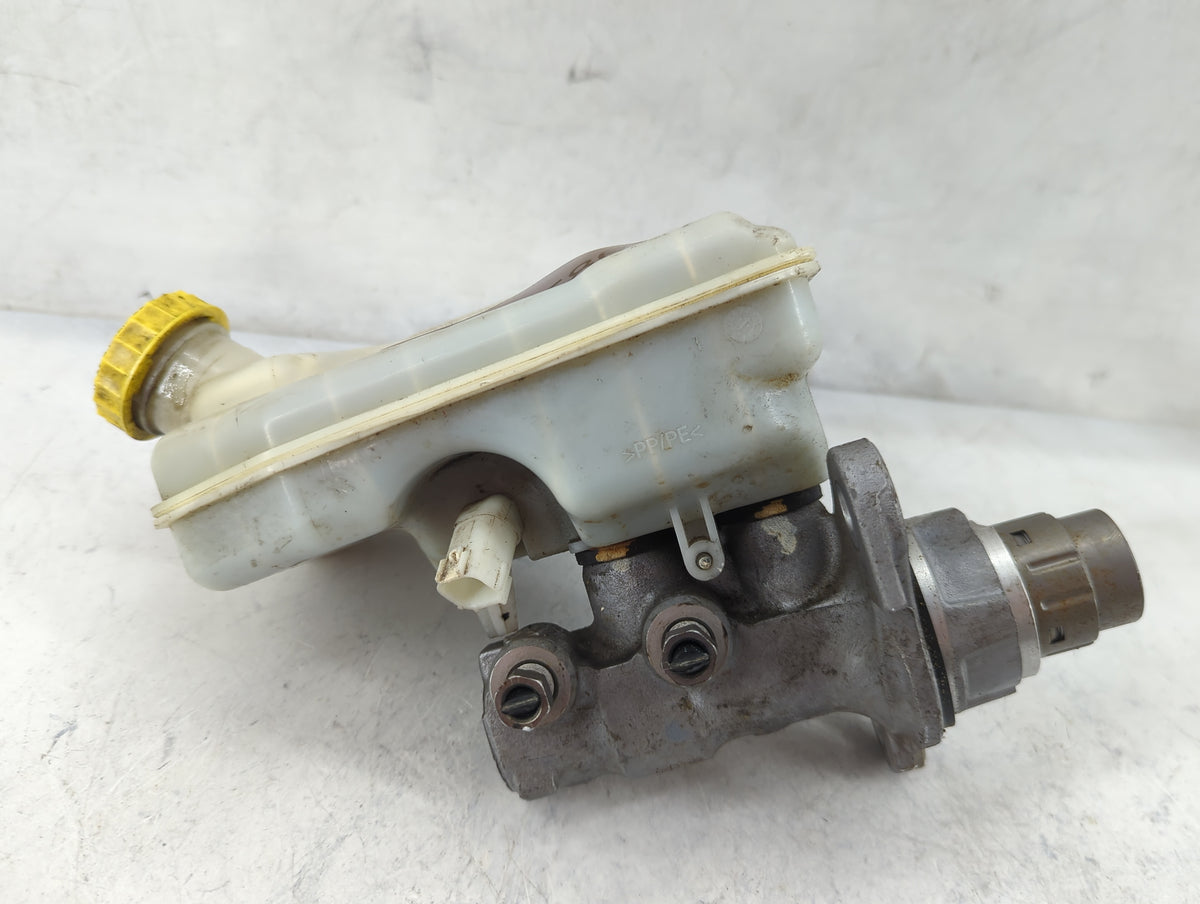 Chrysler Town And Country Brake Master Cylinder 1498707 - Oemusedautoparts1.com