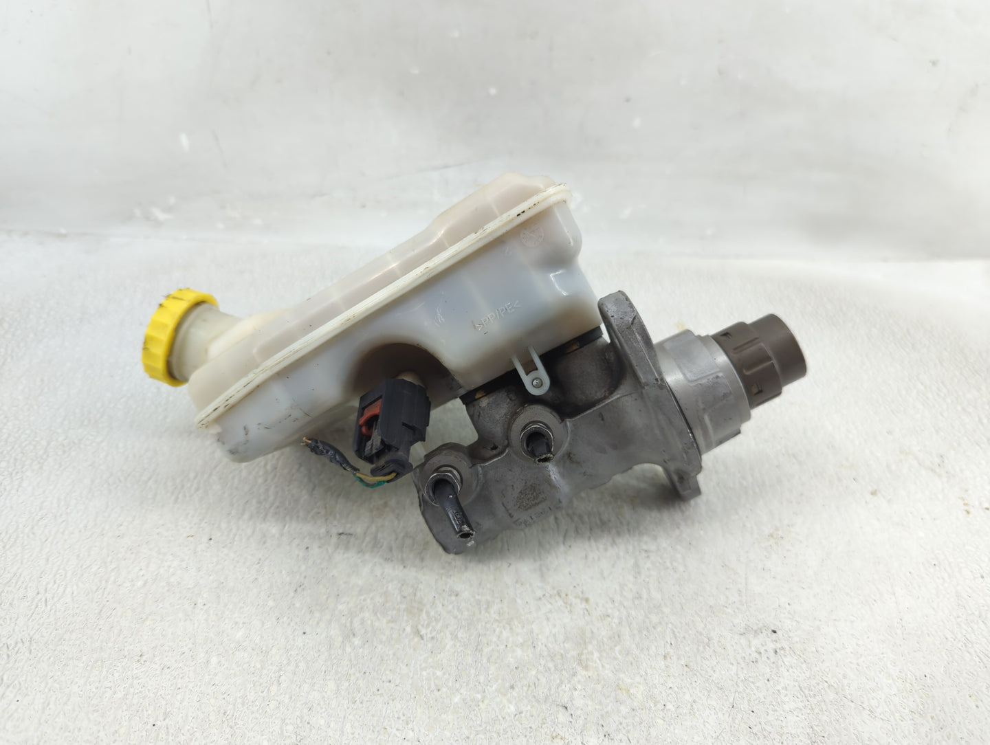 2012-2016 Chrysler Town & Country Brake Master Cylinder 1276587 - Oemusedautoparts1.com