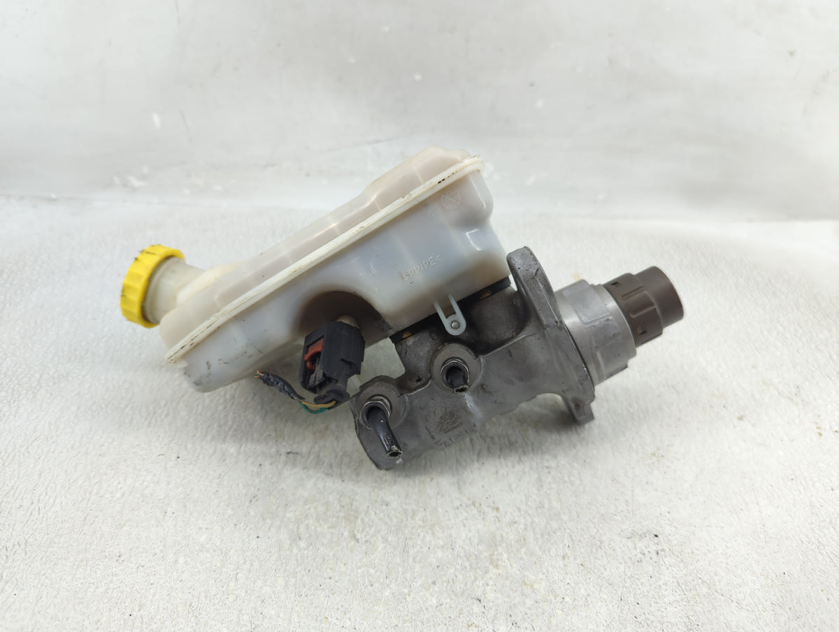 2012-2016 Chrysler Town & Country Brake Master Cylinder 1276587 - Oemusedautoparts1.com