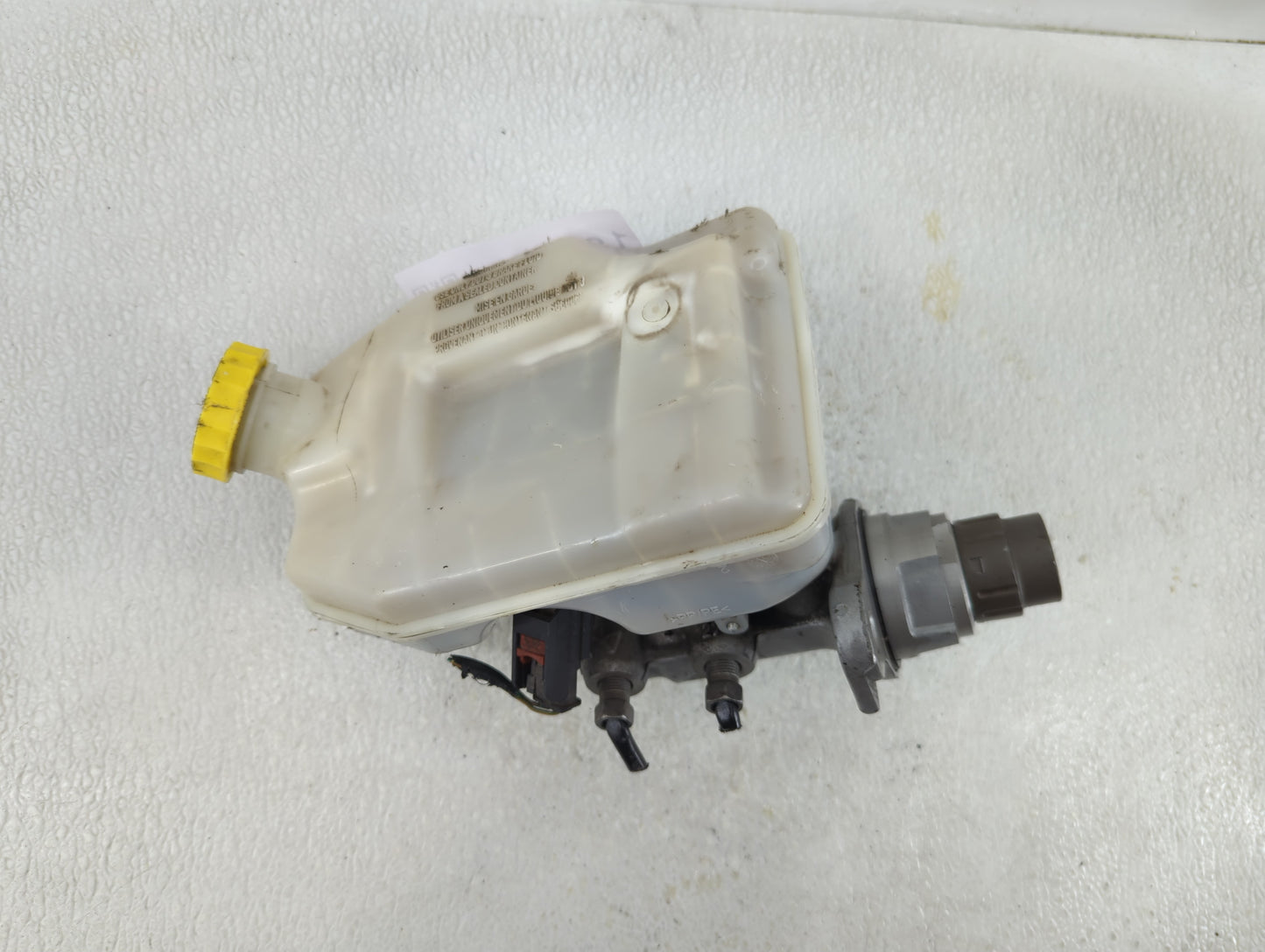 2012-2016 Chrysler Town & Country Brake Master Cylinder 1276587 - Oemusedautoparts1.com