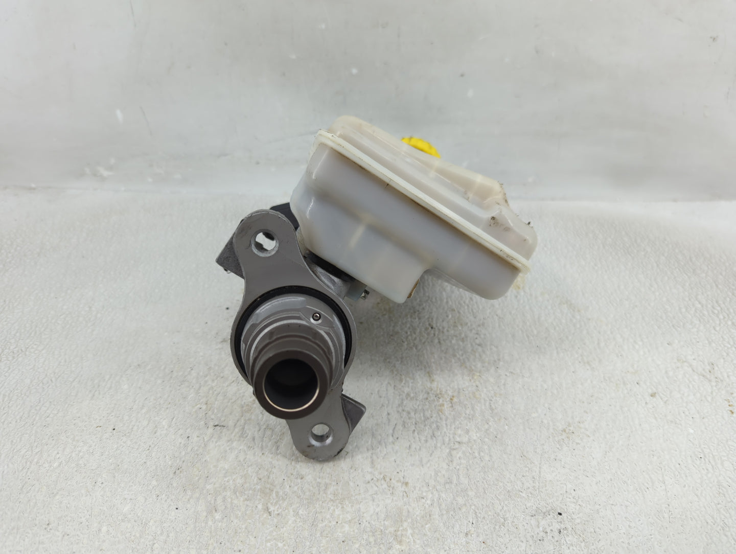 2012-2016 Chrysler Town & Country Brake Master Cylinder 1276587 - Oemusedautoparts1.com