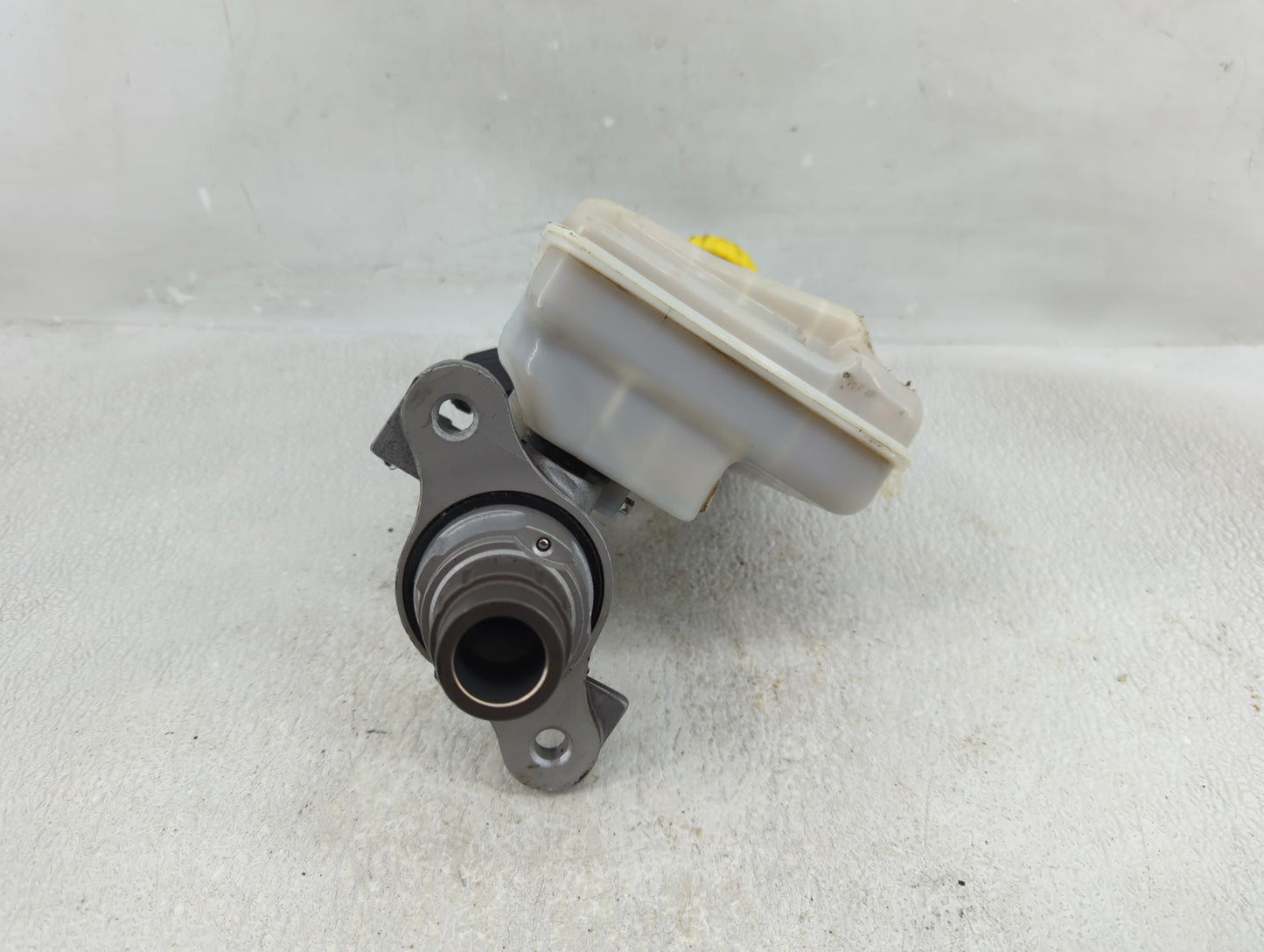 2012-2016 Chrysler Town & Country Brake Master Cylinder 1276587 - Oemusedautoparts1.com