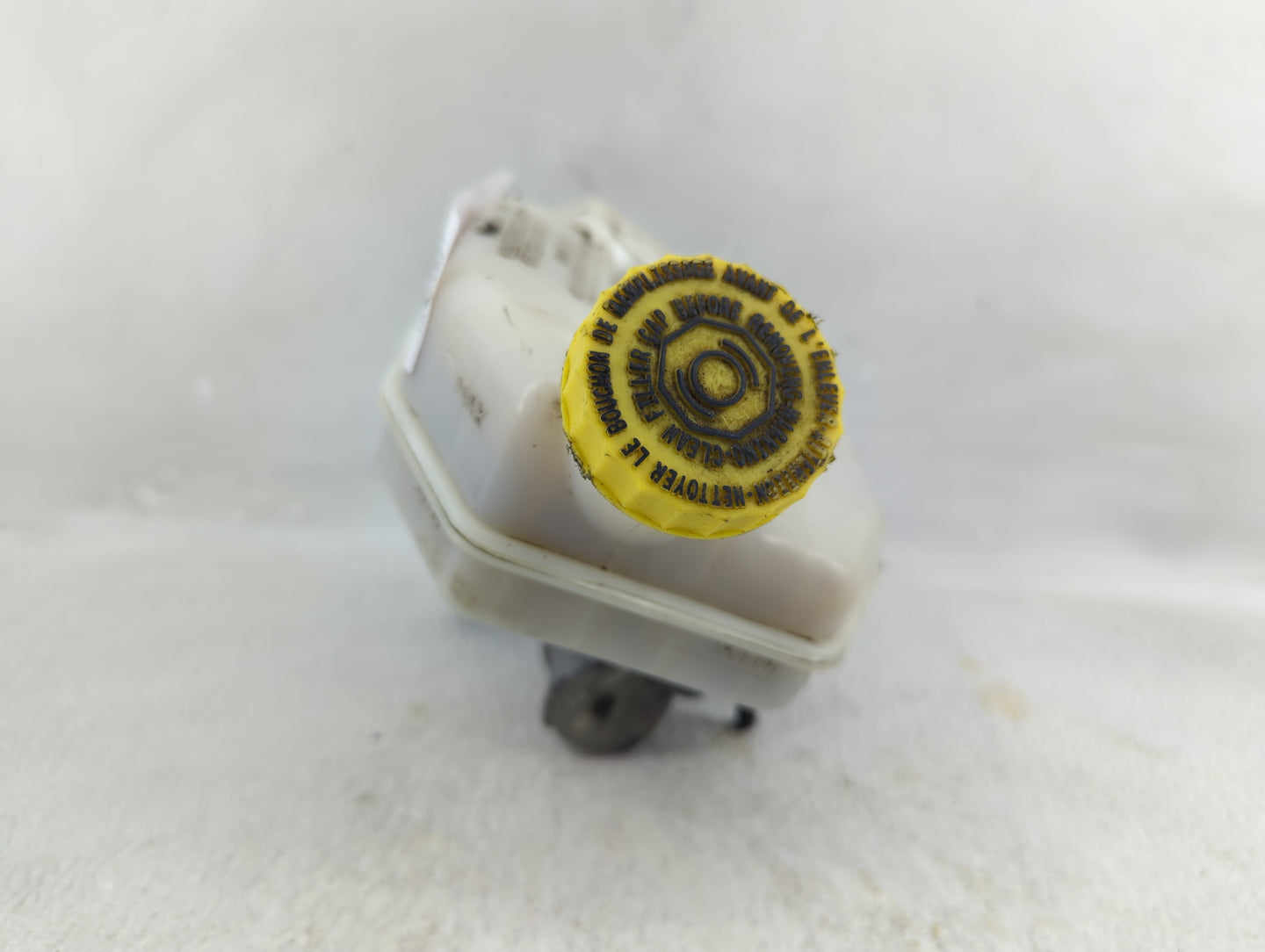 2012-2016 Chrysler Town & Country Brake Master Cylinder - Oemusedautoparts1.com