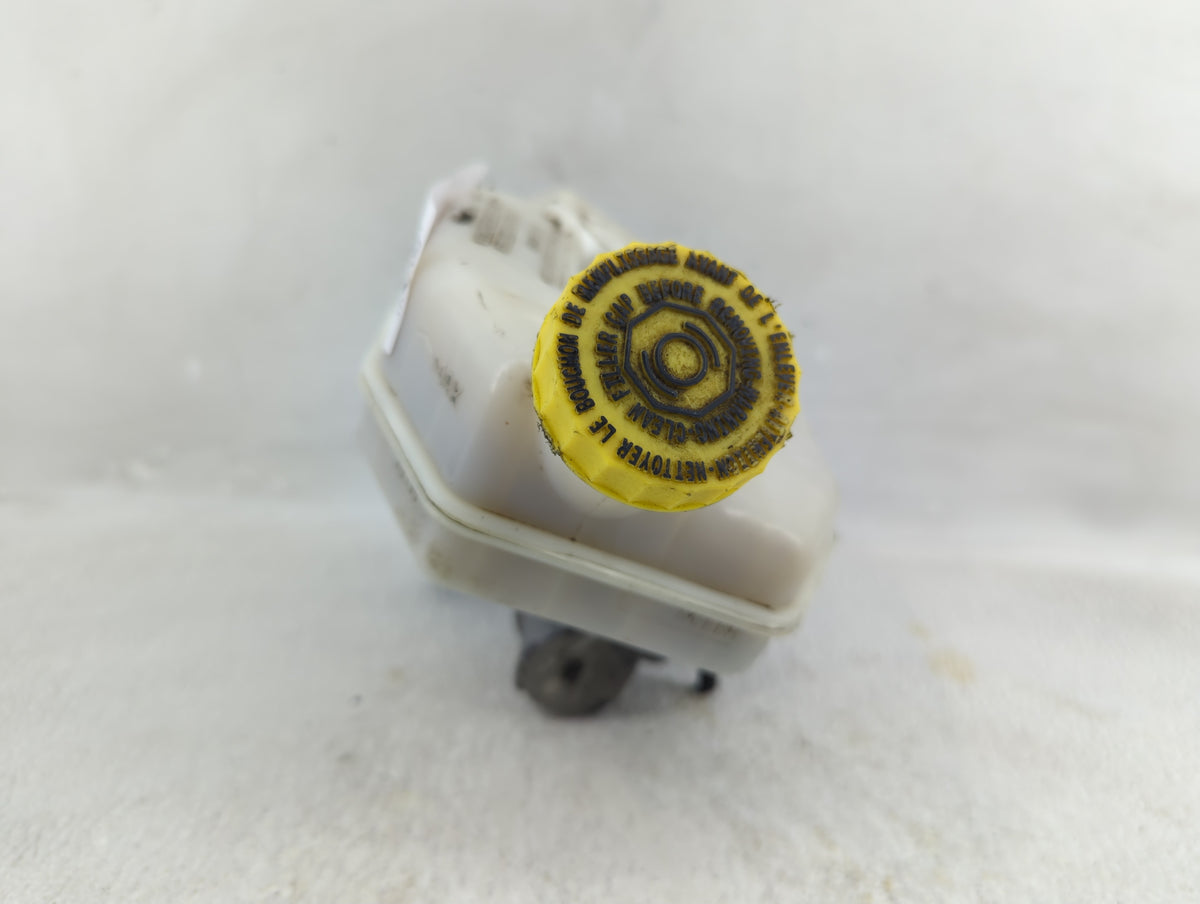 2012-2016 Chrysler Town & Country Brake Master Cylinder 1276587 - Oemusedautoparts1.com