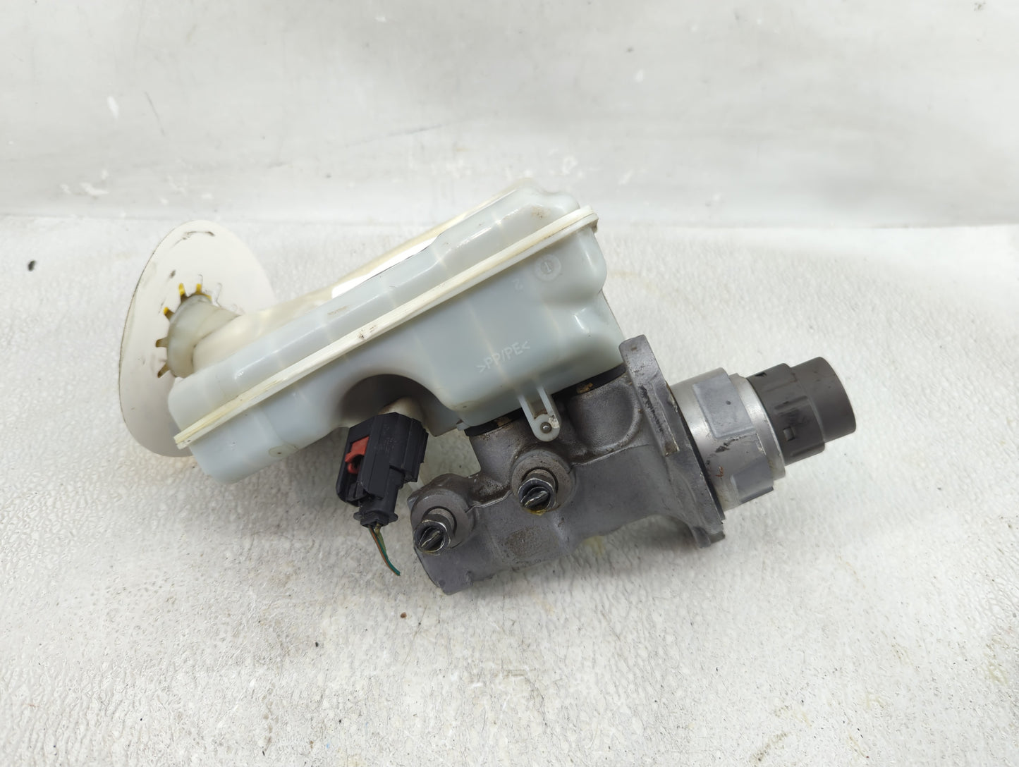 2012-2016 Chrysler Town & Country Brake Master Cylinder - Oemusedautoparts1.com