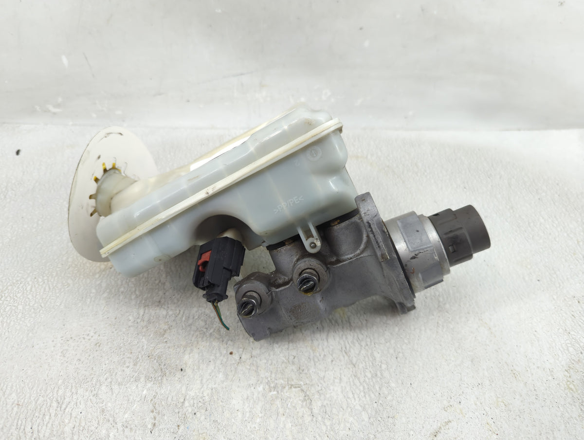 2012-2016 Chrysler Town & Country Brake Master Cylinder 1278071 - Oemusedautoparts1.com