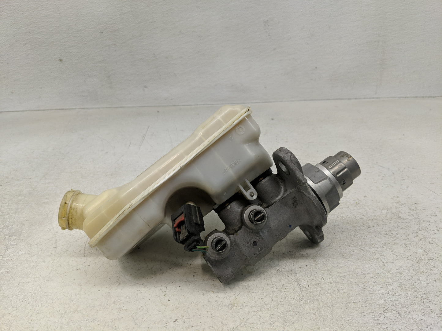 2012-2016 Chrysler Town & Country Brake Master Cylinder 1302586 - Oemusedautoparts1.com