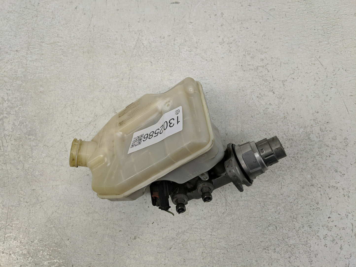 2012-2016 Chrysler Town & Country Brake Master Cylinder - Oemusedautoparts1.com