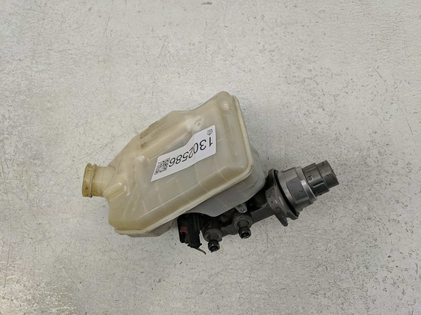 2012-2016 Chrysler Town & Country Brake Master Cylinder 1302586 - Oemusedautoparts1.com