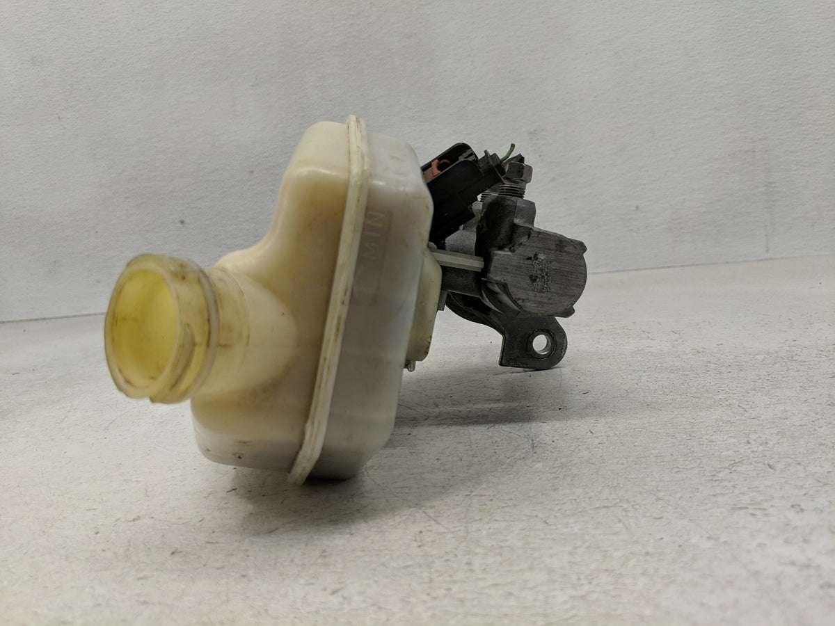 2012-2016 Chrysler Town & Country Brake Master Cylinder 1302586 - Oemusedautoparts1.com