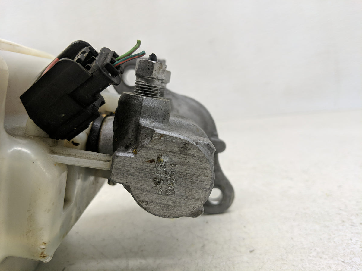 2012-2016 Chrysler Town & Country Brake Master Cylinder 1302586 - Oemusedautoparts1.com