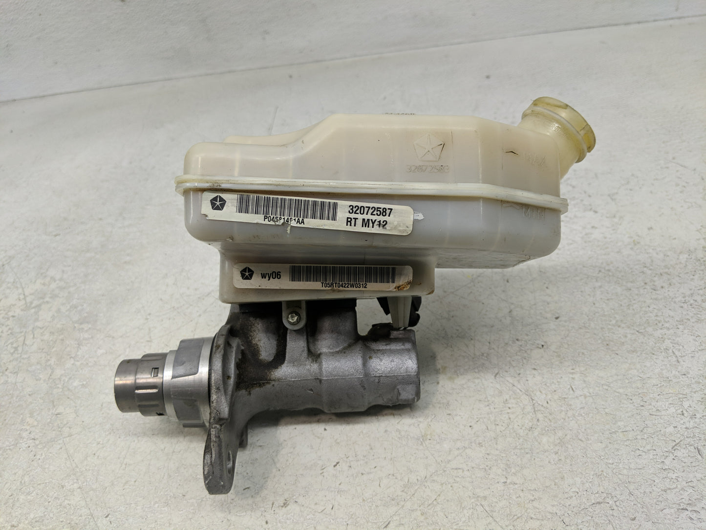 2012-2016 Chrysler Town & Country Brake Master Cylinder 1302586 - Oemusedautoparts1.com