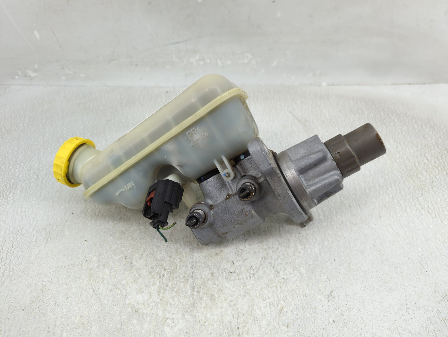 2012-2016 Chrysler Town & Country Brake Master Cylinder - Oemusedautoparts1.com