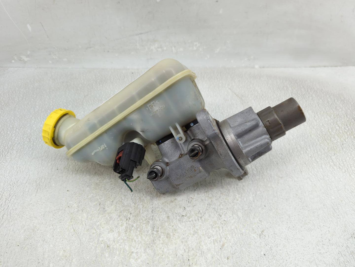2012-2016 Chrysler Town & Country Brake Master Cylinder 1311329 - Oemusedautoparts1.com